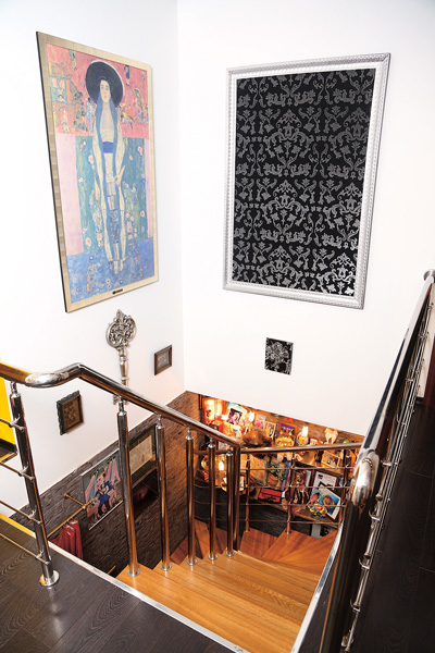 Лестницу на третий этаж украшают фотографии и картины от поклонников