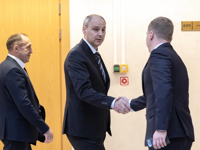 Губернатор Свердловской области Денис Паслер поприветствовал депутатов | Источник: Владислав Лоншаков / E1.RU