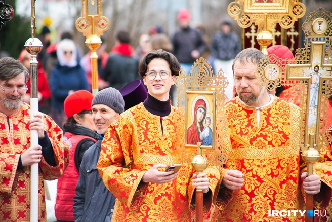 А после нее все ждали, когда же начнется крестный ход | Источник: Ксения Филимонова / IRCITY.RU