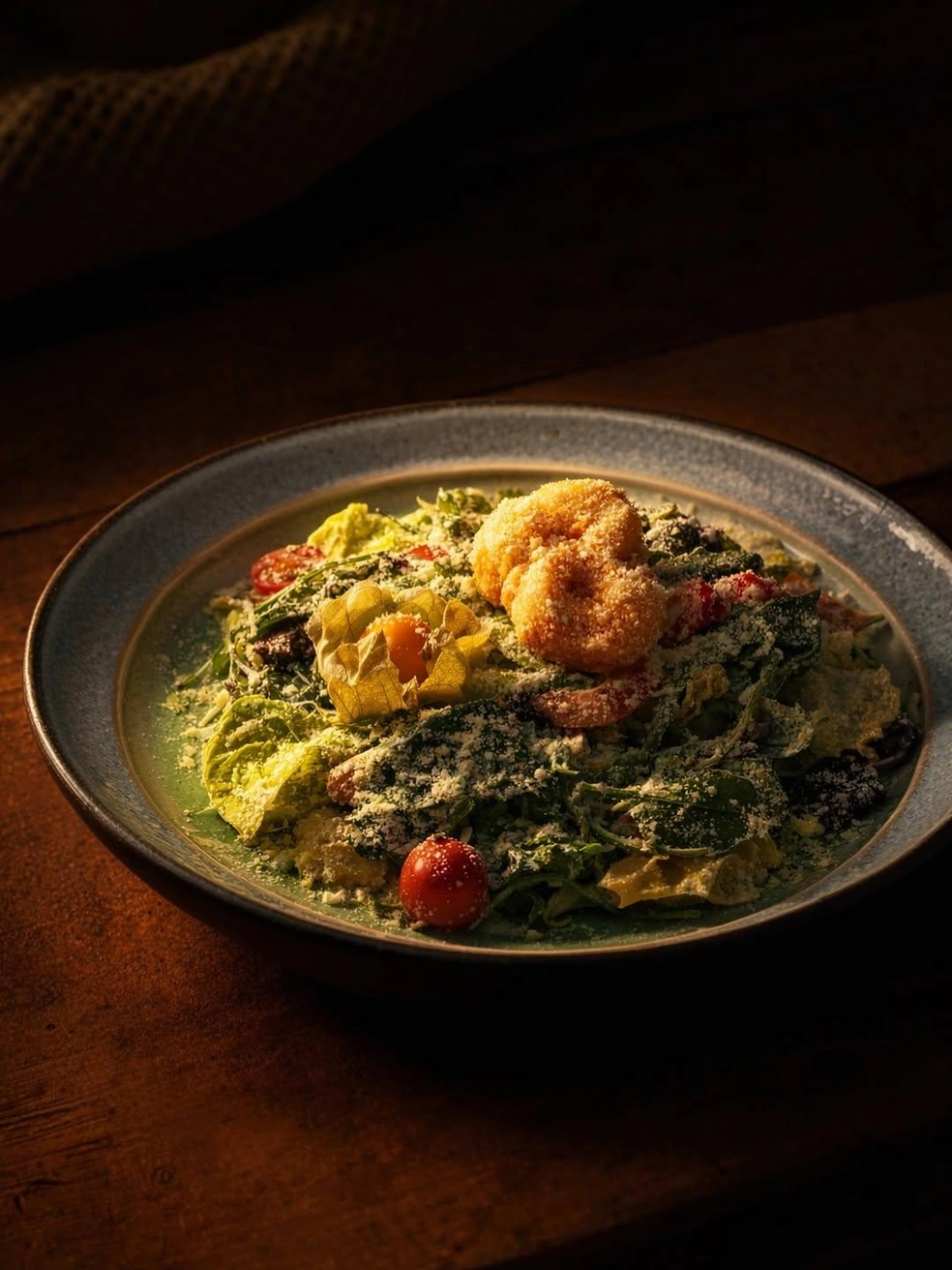 Теплый салат с морепродуктами | Источник: ogni_restoran / Instagram.com 