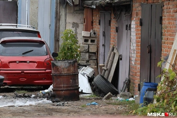 После следственных действий у одного из гаражей лежат голубые медицинские перчатки | Источник: Артем Устюжанин / MSK1.RU
