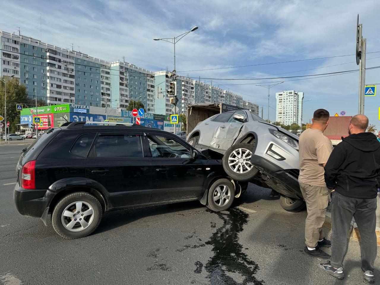 Поднял на дыбы: около ТЦ El Rio Hyundai залетел под Nissan — много эффектных фото