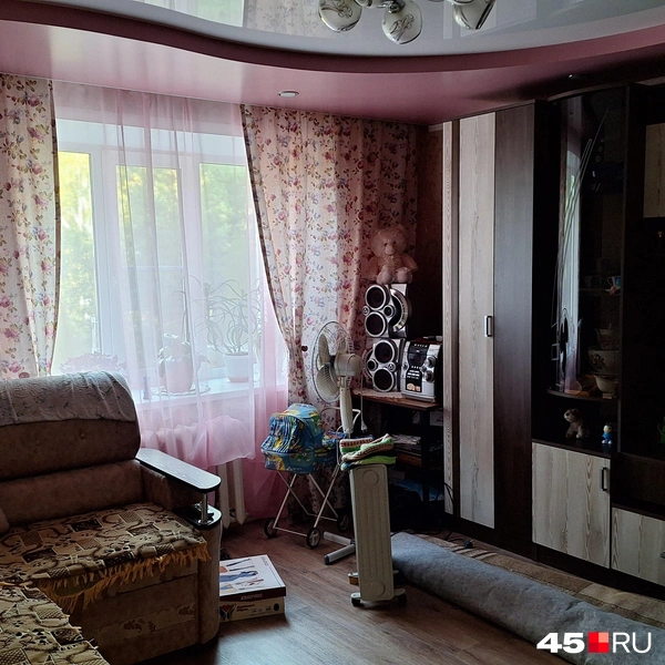 Нина Владимировна делала в квартире ремонт за свой счет, хотя жилье находится в соцнайме  | Источник: Александр Лисихин / 45.RU