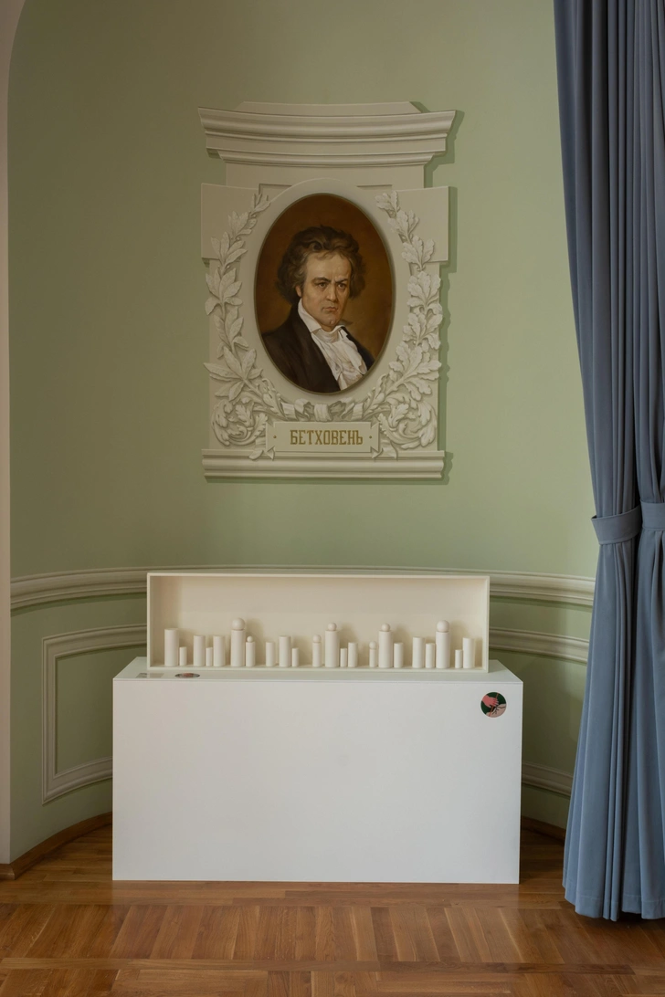 Выставка &laquo;Он в воздух бросает, и ловит он сразу&raquo;: современное искусство в московской школе