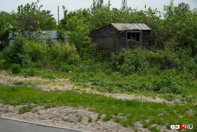 Такие брошенные строения, со слов жителей, можно встретить вдоль всей магистрали | Источник: Алексей Ногинский / 63.RU