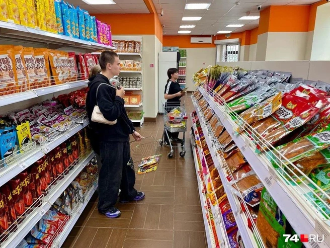 На полках азиатских магазинов лежит много всего непонятного  | Источник: Михаил Шилкин