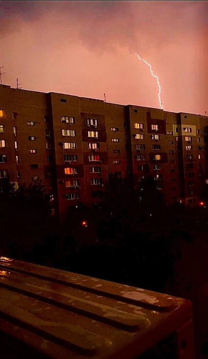 Бордовый закат добавляет напряжения в столь мрачную непогоду | Источник: читатели V1.RU