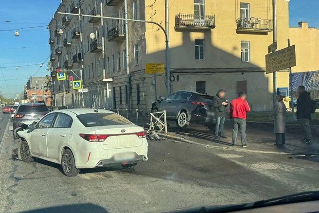 Массовое ДТП произошло на проспекте Обуховской Обороны. В районе «Елизаровской» пробка | Источник: Мегаполис | ДТП и ЧП | Санкт-Петербург | Питер / «Телеграм»