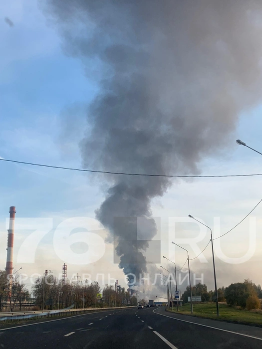 Столб дыма поднялся над городом в половину седьмого утра | Источник: читатель 76.RU