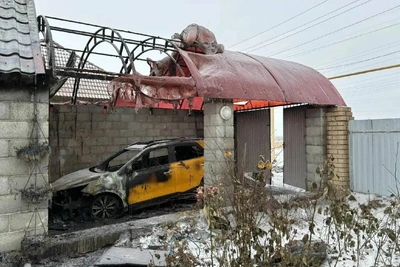 Пожар из-за уличной гирлянды уничтожил гараж и авто