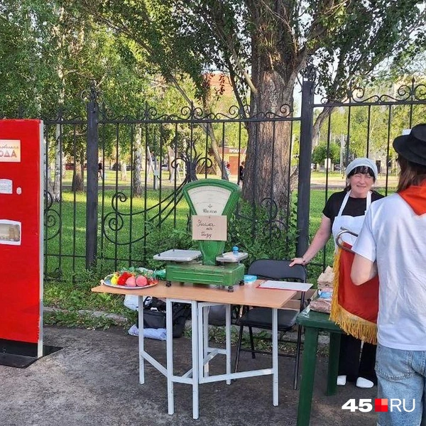 Фотозона&nbsp;— советский буфет, представители общепита и аппарат с газированной водой | Источник: Александр Лисихин