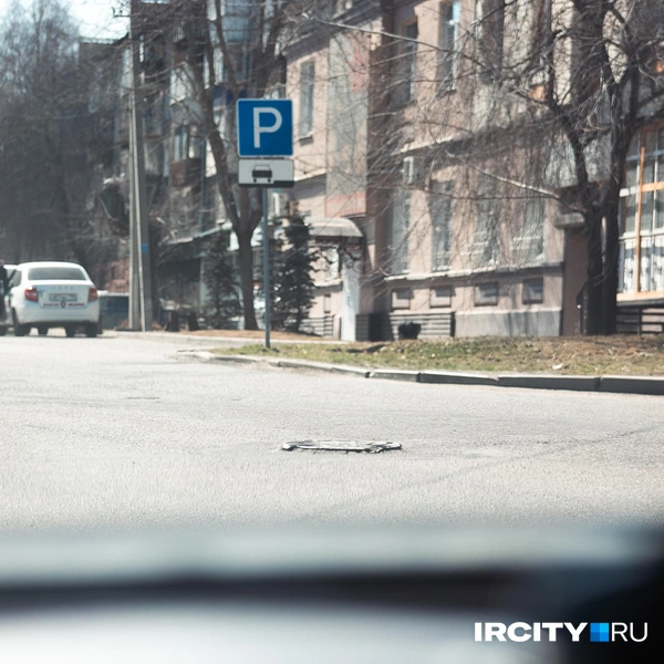 Снова люк, возвышающийся над поверхностью дороги | Источник: Даниил Конин / «ИрСити»