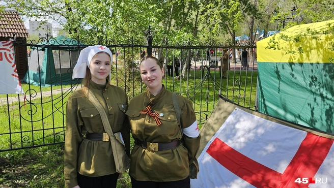 Студентки базового медицинского колледжа объясняли, как оказывали первую помощь в военное время | Источник: Дарья Никитченко / 45.RU