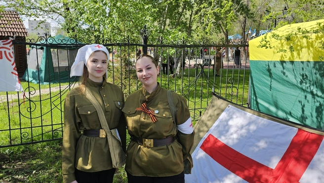 Студентки базового медицинского колледжа объясняли, как оказывали первую помощь в военное время | Источник: Дарья Никитченко / 45.RU