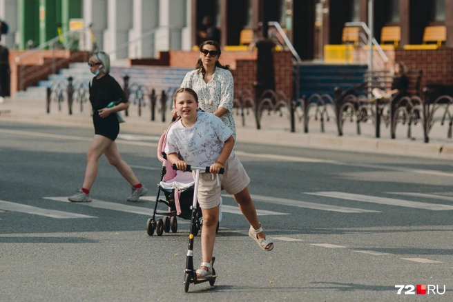 Какой это удивительный талант — находить счастье в простых вещах. В обычной прогулке с мамой на самокате или вкусной сахарной вате вместо обеда