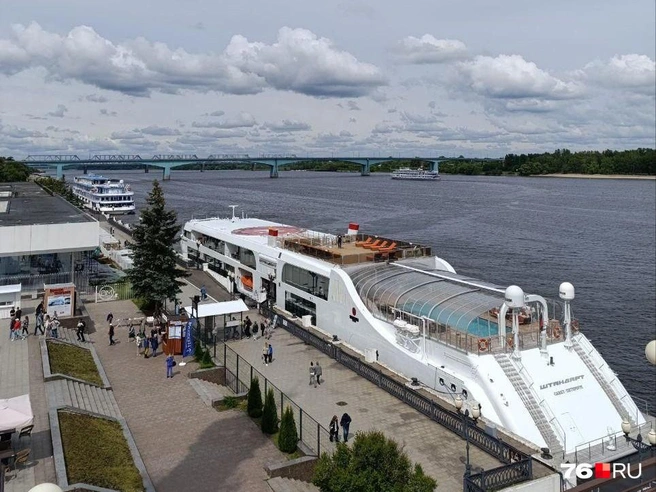 В Ярославле заметили частный VIP-теплоход «Штандарт» | Источник: читательница 76.RU