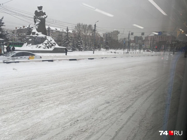 У вокзала вот так | Источник: читатель 74.RU