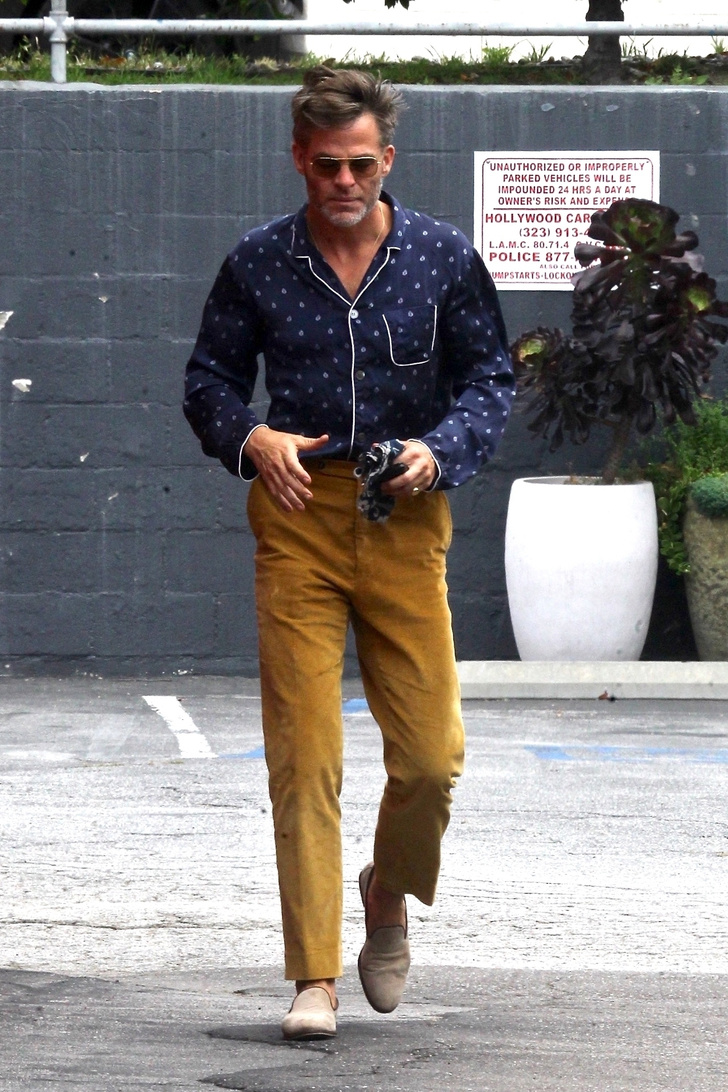 Настоящий знаток мужского ретро-стиля: Крис Пайн на прогулке в пижаме и раритетном Porsche