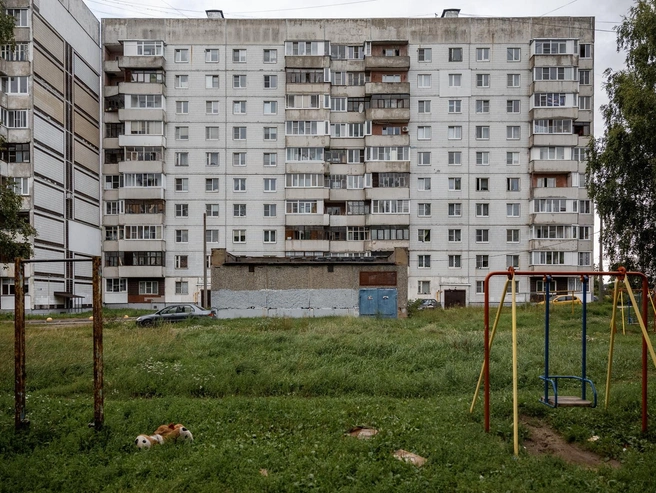 Панельный двор, будто застывший во времени | Источник: Александр Куренной / 76.RU
