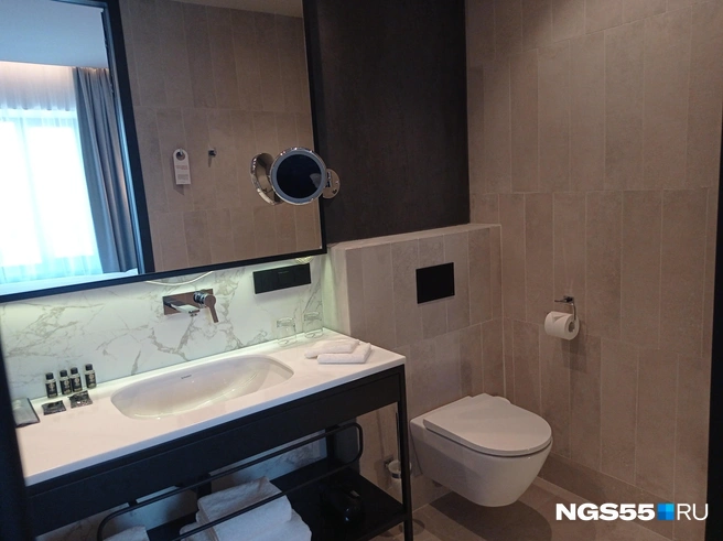 Пол в ванной комнате сделан из материалов, напоминающих по ощущениям речную гальку | Источник: Ирина Чернышева