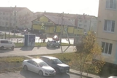 Седан опрокинул внедорожник на перекрёстке в Новом Дальнем