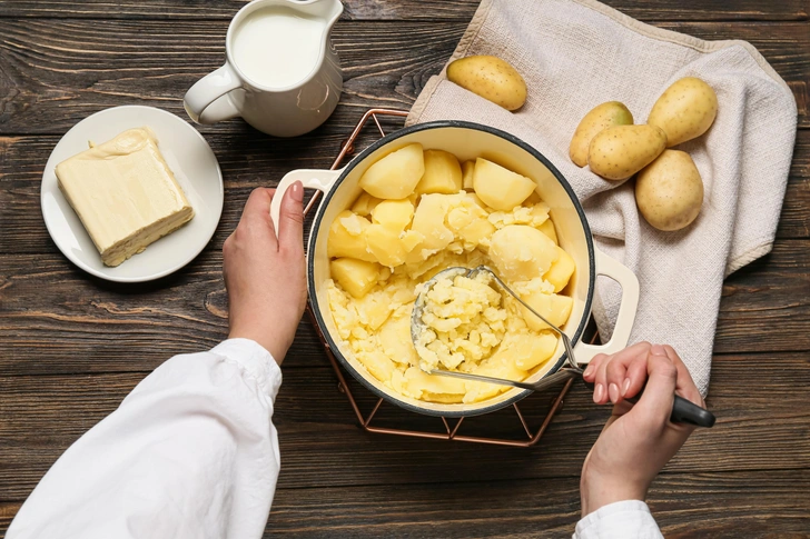 Можно ли есть картошку с кожурой, картошка с кожурой, молодая картошка с кожурой, едят ли картошку с кожурой, польза картошки, польза картошки для организма | Источник: Pixel-Shot/Shutterstock/Fotodom.ru