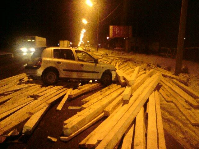 Водитель легковушки не успела ничего сделать и въехала в развалившийся по дороге груз из фуры | Источник: ГУ МЧС России по Ярославской области
