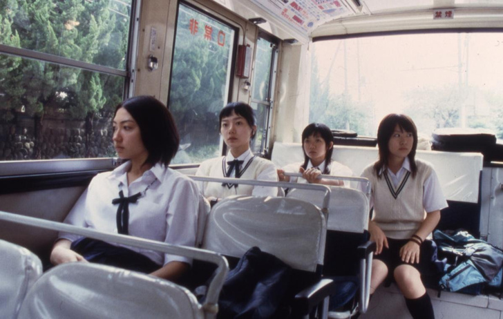 Почему японские школьницы должны носить только белые трусы
