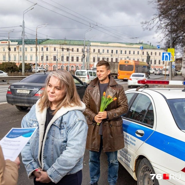 Сначала сотрудники ДПС зачитывали официальное поздравление. А после Роман Курцын подбегал с цветами и поздравлял ярославн | Источник: Кирилл Поверинов / 76.RU