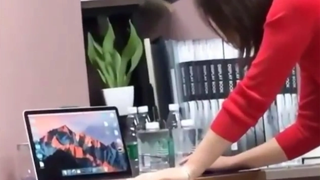 Китайские студенты три раза подряд обманули преподавательницу с помощью фотореалистичных наклеек (видео)