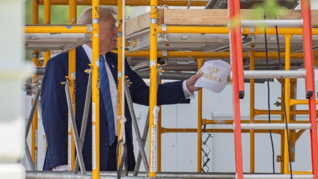 Трамп назвал себя хорошим строителем во время экскурсии по площадке бального зала. | Источник: MEGA