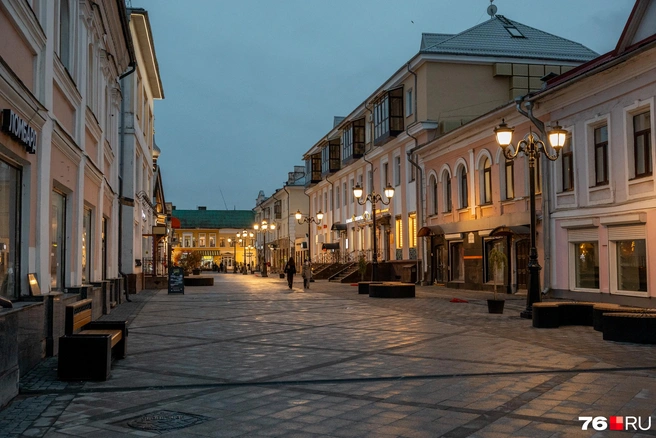 В пешеходном центре зажглись уличные фонари. Сразу и не узнаешь, какая это из улиц  | Источник: Александр Куренной / 76.RU