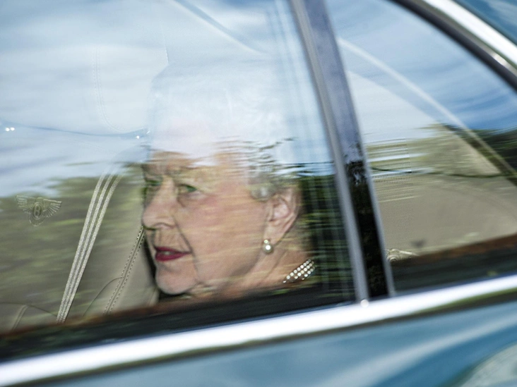 Елизавета II прибывает в Кенсингтонский дворец после рождения принца Джорджа, 2013 год