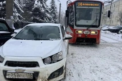 Тульских автомобилистов ждут штрафы за остановку на трамвайных рельсах