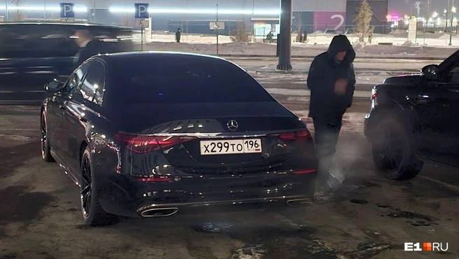 Кого-то ждал водитель на Mercedes | Источник: Даниил Румянцев / E1.RU