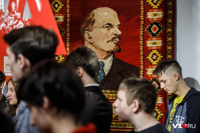 Некоторые юноши уверены, что город навсегда обречен жить прошлым | Источник: Алексей Волхонский / V1.RU