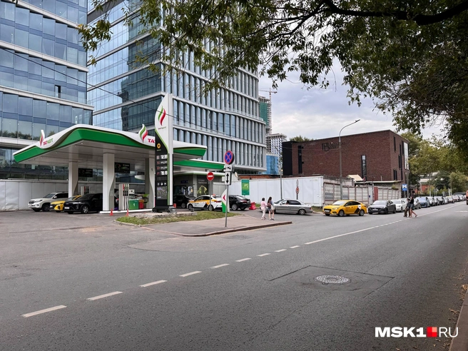 По словам сотрудников, после поставки бензина хватает всего на пару часов&nbsp;— так быстро всё раскупают | Источник: Дмитрий Толстошеев / MSK1.RU