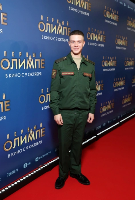 Актер благодарен командованию за возможность присутствовать на премьере | Источник: Starhit.ru 