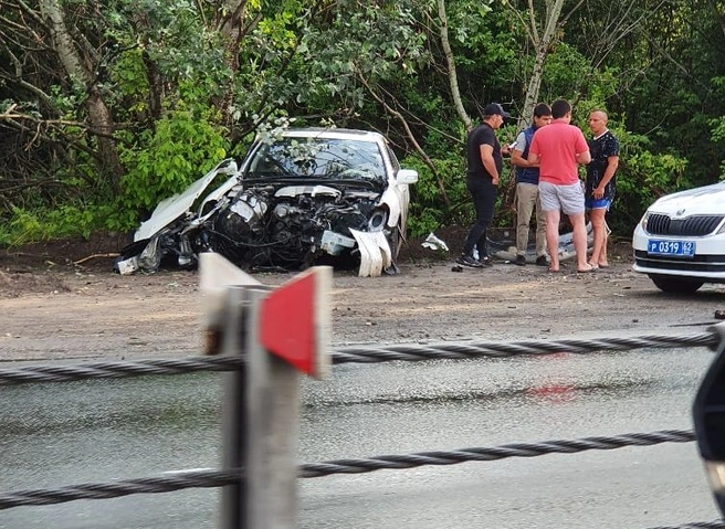 На Северной окружной Mercedes врезался в столб | ya62.ru