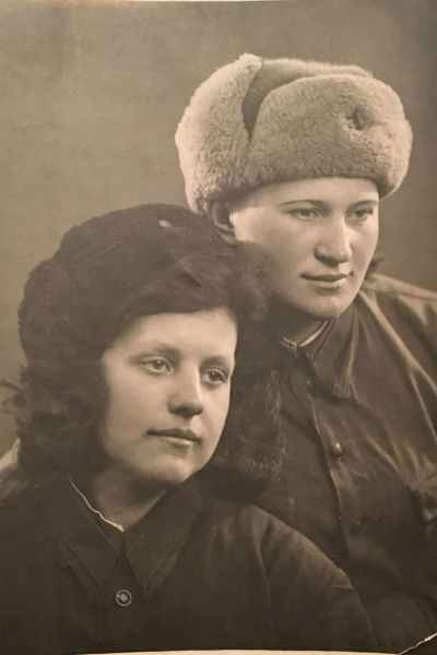 Фотография с форонта бабушки Вячеслава Манучарова с подругой
