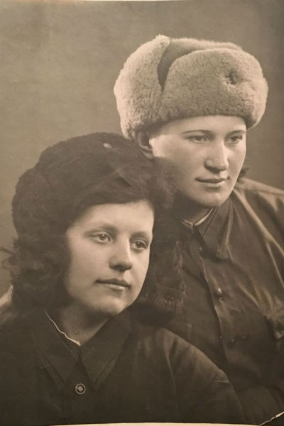 Фотография с форонта бабушки Вячеслава Манучарова с подругой | Источник: Личный архив