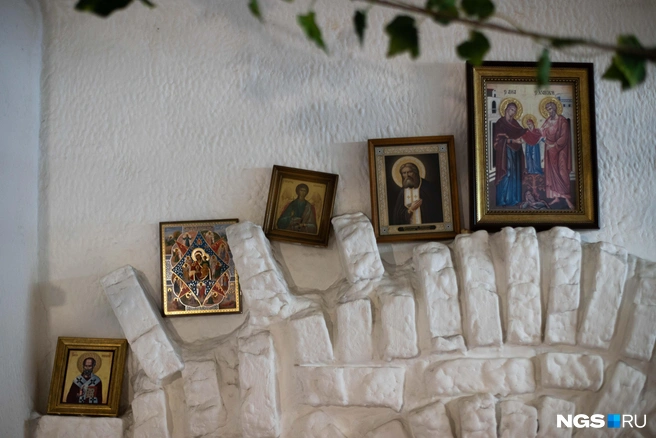 Иконами украшена арка над входом в зал  | Источник:  Андрей Бортко / NGS.RU 