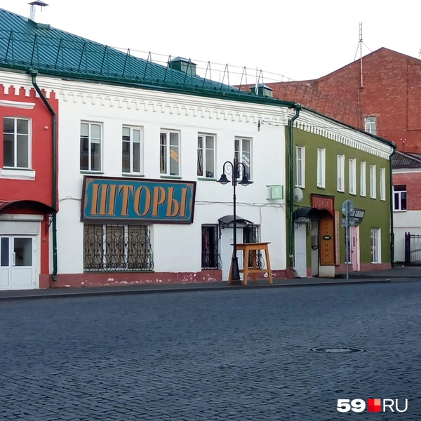 Эту вывеску видно издалека. Она огромная | Источник: Вероника Свизева / 59.RU