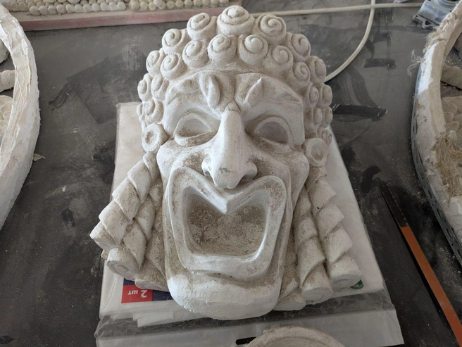 Гипсовая маска, украшающая потолок Дома Радио | Источник: Автор фото Клара Хоменко