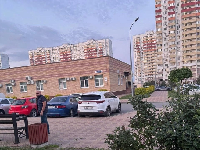 Действующая поликлиника принимает и взрослых, и детей в одноэтажном здании. | Источник: читатель 161.RU
