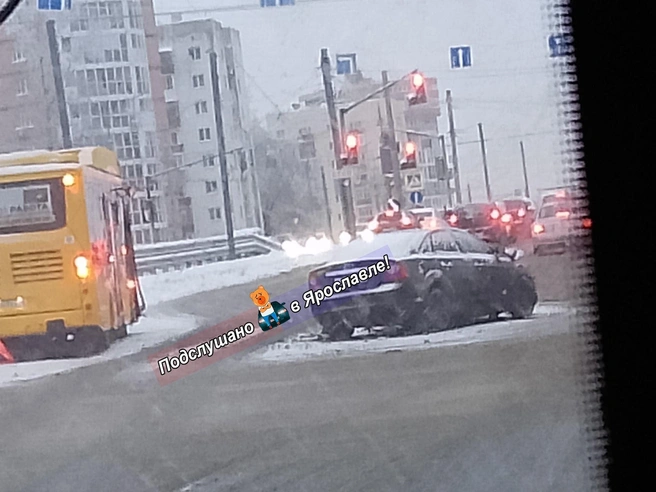 ДТП с участием автобуса на Московском проспекте в Ярославле | Источник: Подслушано в Ярославле / Telegram