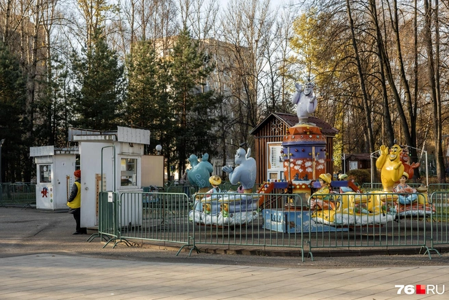 Для маленьких посетителей парка еще работают аттракционы | Источник: Александр Куренной / 76.RU