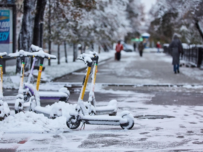 Похоже, сезон использования самокатов в ближайшее время подходит к концу. | Источник: Александр Ощепков / NGS.RU