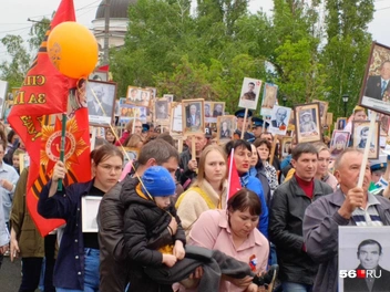 «Шагают с нами, смертью смерть поправ, как в сорок первом, мир прикрыв собою» | Источник: Владислав Митрошин / 56.RU