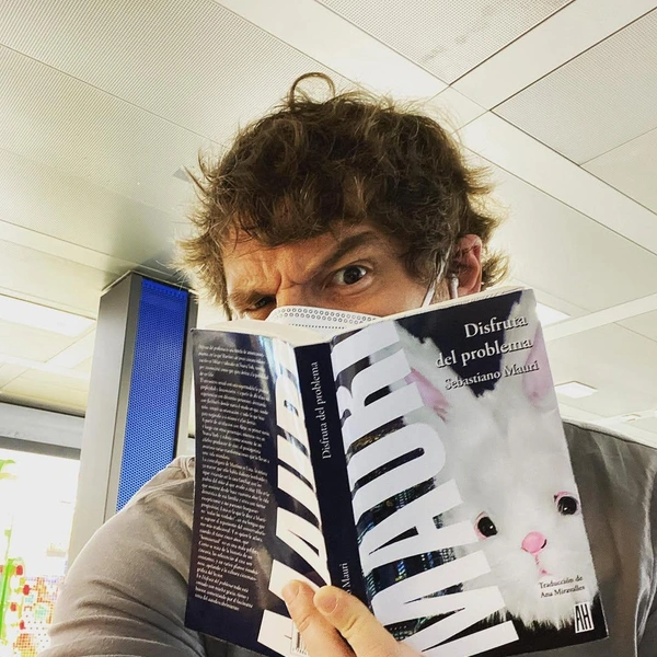 «Disfruta del problema», автор Sebastiano Mauri. Это эссе или художественно-философская книга итальянского писателя и художника Себастьяно Маури | Источник: Соцсети